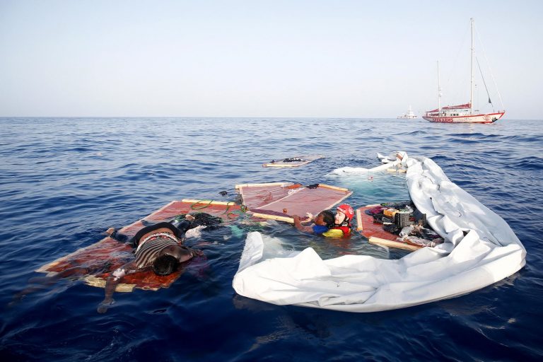 Más de 50 desaparecidos al naufragar un barco de migrantes que zarpó de Libia