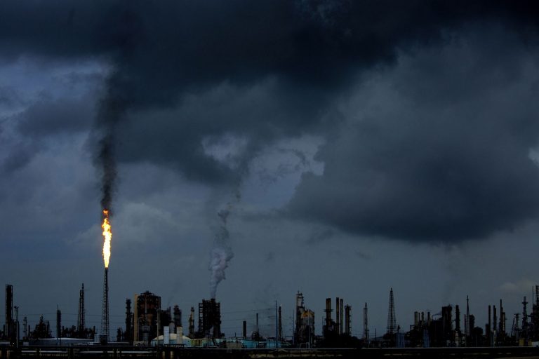 Holanda ordena a Shell reducir sus emisiones de CO2 en un 45 %