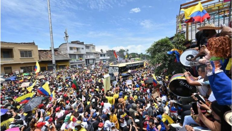 Incrementa la presión internacional para poner fin a la violencia en Colombia