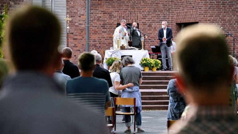 Sacerdotes católicos desafían al Vaticano bendiciendo las uniones de parejas homosexuales