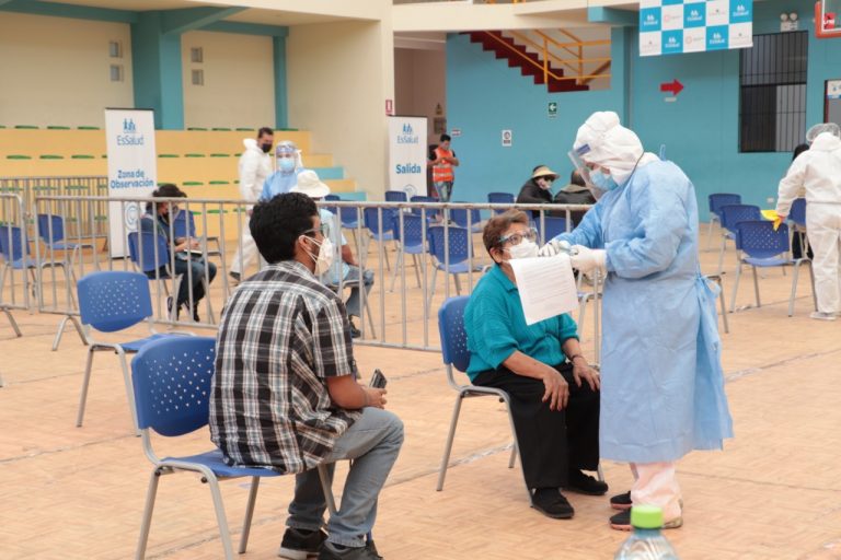 Más de 4 500 adultos mayores recibieron su primera vacuna contra la Covid-19 en Mariano Melgar