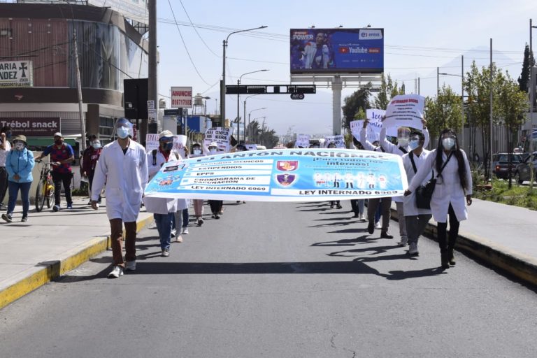 Estudiantes de Medicina piden ser inmunizados antes de realizar su internado en los hospitales regionales