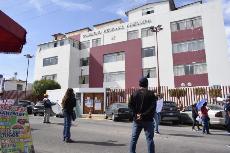 Administrativos del GORE Arequipa denuncian incumplimiento de protocolo y retraso de pagos