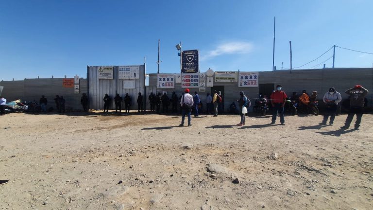 Obreros paralizan obra de ampliación del penal de Socabaya por falta de pagos