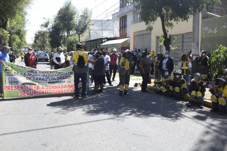 Trabajadores municipales de Cerro Colorado exigen que se cumpla con laudo arbitral que les permitirá un aumento de S/300
