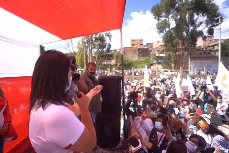 Keiko Fujimori denuncia que miembros de Perú Libre están detrás de la piedra que le lanzaron durante mitin