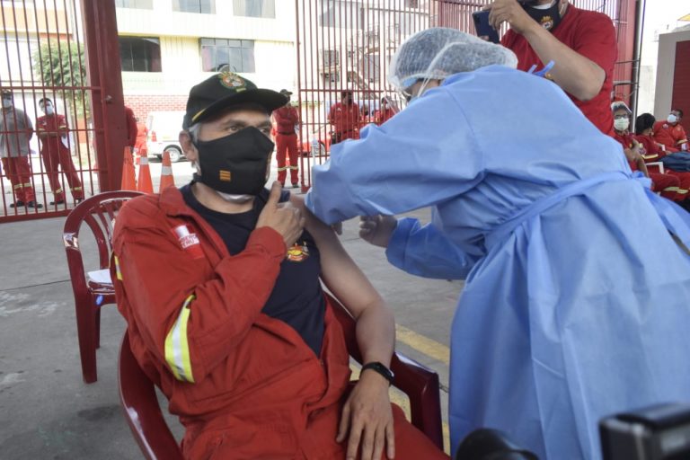 Bomberos recibieron sus vacunas contra la COVID-19