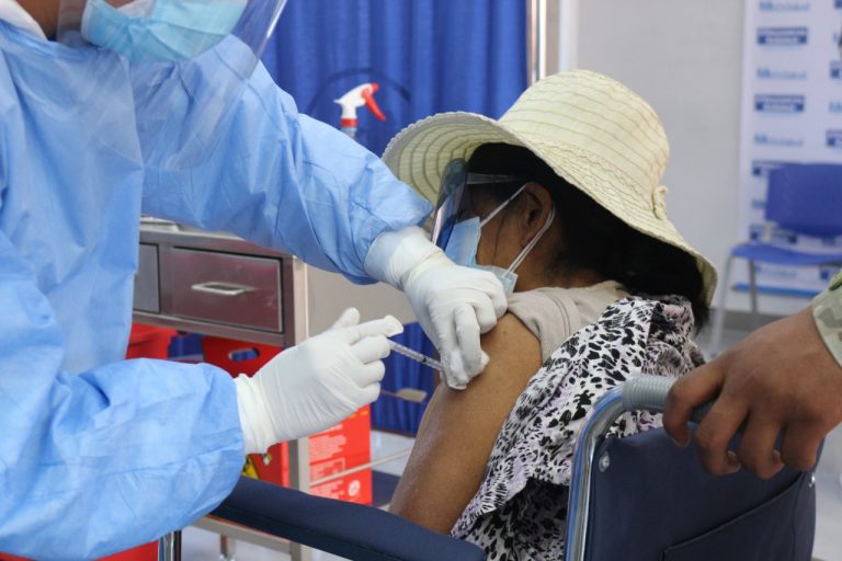 Llegada de 101 790 vacunas de Pfizer servirá para inmunizar a todos los adultos mayores de 70 años de la provincia
