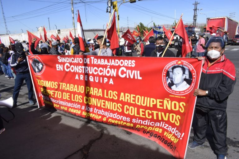 Gremio de construcción civil protesta en las afueras del GORE Arequipa para exigir más obras