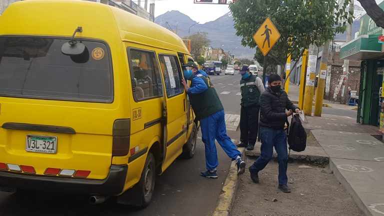 Pobladores de Cayma impiden que fiscalizadores multen a buses por incumplir normas sanitarias