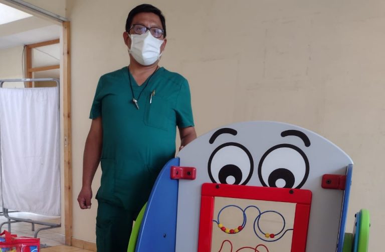 Clínica Paz Holandesa dona juegos didácticos al Departamento de Pediatría del Hospital Honorio Delgado