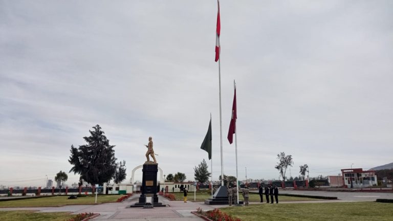 Excadetes del colegio militar Francisco Bolognesi realizan izamiento de la bandera por aniversario