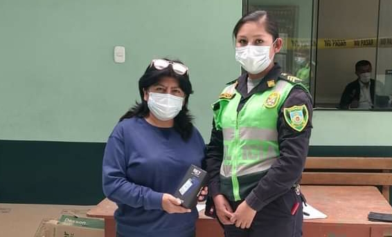 Policías donan equipo celular para niños de Paucarpata
