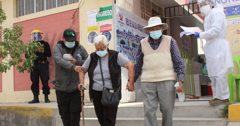 Arequipa: Pareja de ancianos fue vacunada contra la covid-19 en Cayma
