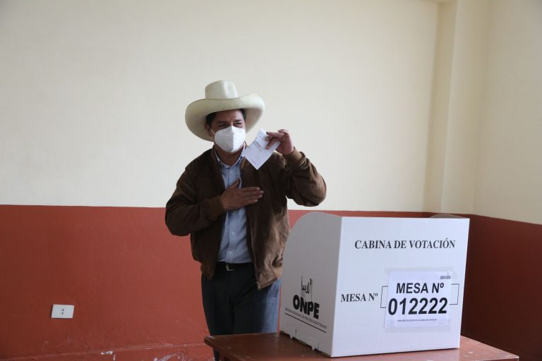 Pedro Castillo emitió su voto en colegio de Tacabamba
