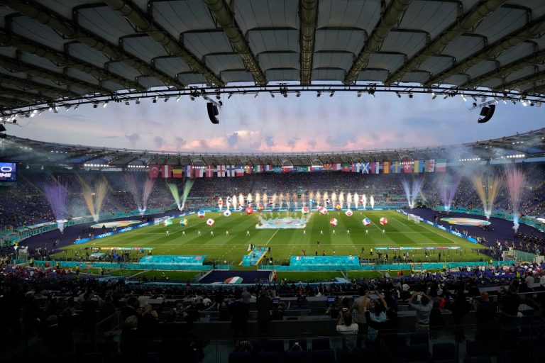La Eurocopa se inauguró con espectáculo y espectadores en las tribunas
