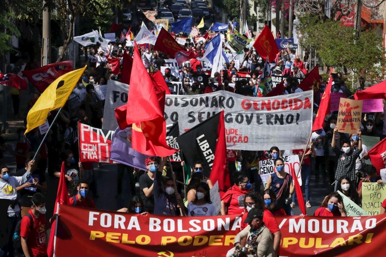 Protestas en contra de Bolsonaro llenan las calles de Brasil