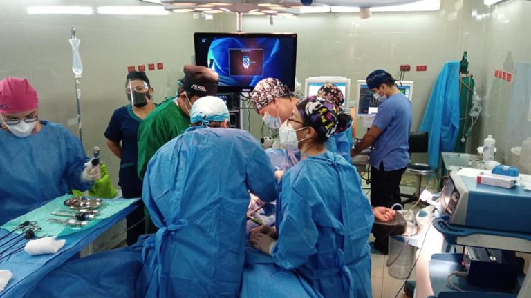 Hospital III Goyeneche realiza complicada operación con moderna torre laparoscópica