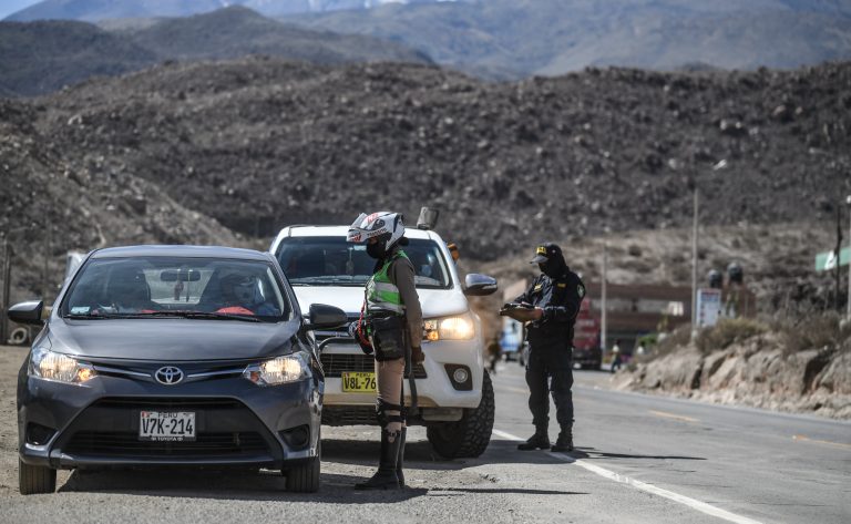 A pesar del cerco epidemiológico, cerca de cien vehículos salen de Arequipa