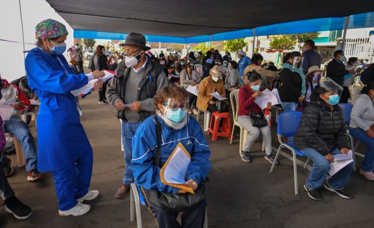 Ciudadanos mayores de 50 años de las provincias de Arequipa serían inmunizados esta semana