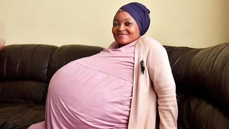 Una mujer sudafricana dio a luz a diez bebés en un solo parto