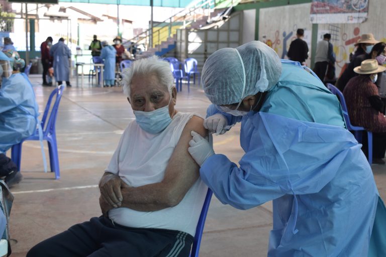 Confirman vacunación de segunda dosis para adultos mayores de 70 años de Hunter, Sachaca, Tiabaya, Yanahuara y Alto Selva Alegre