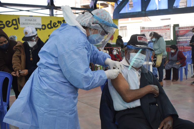 Miraflores: Plaza Mayta Cápac será el único punto de vacunación este lunes para adultos mayores de 50 años