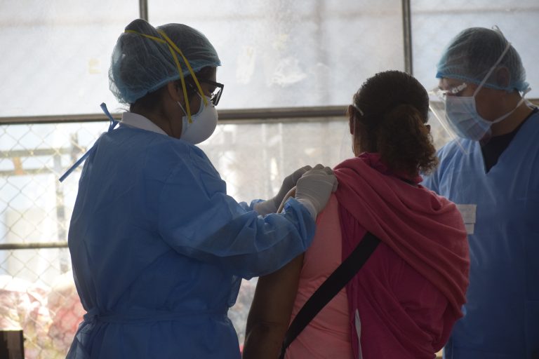 Todavía no hay fecha para vacunar a personas mayores de 50 años en Arequipa