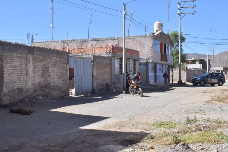 Mujer de 25 años fue asesinada de 5 puñaladas en la cabeza en Socabaya