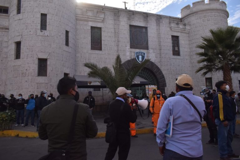 Obreros de la ampliación del Penal de Socabaya tienen más de siete semanas esperando sus pagos
