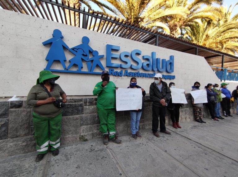 Trabajadores municipales de Paucarpata protestaron porque obrero fue mal atendido por EsSalud