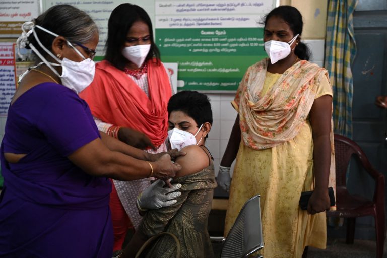 India: Vacunatorios falsos inyectaron agua a miles de personas