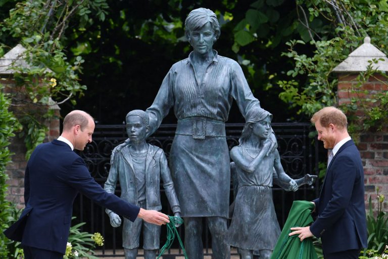 Hijos de la princesa Diana inauguran estatua por sus 60 años