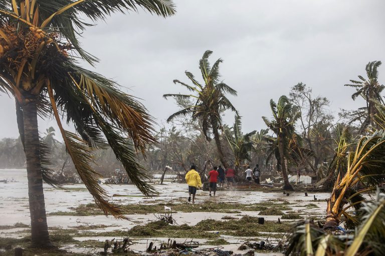 Huracán Elsa arrasa el Caribe y deja una primera víctima mortal