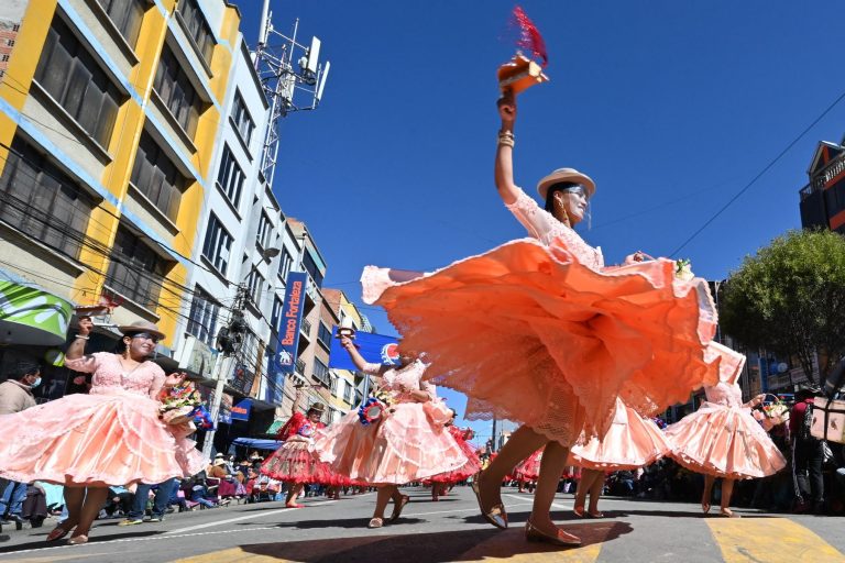 Bolivia retoma sus fiestas folclóricas después de más de un año