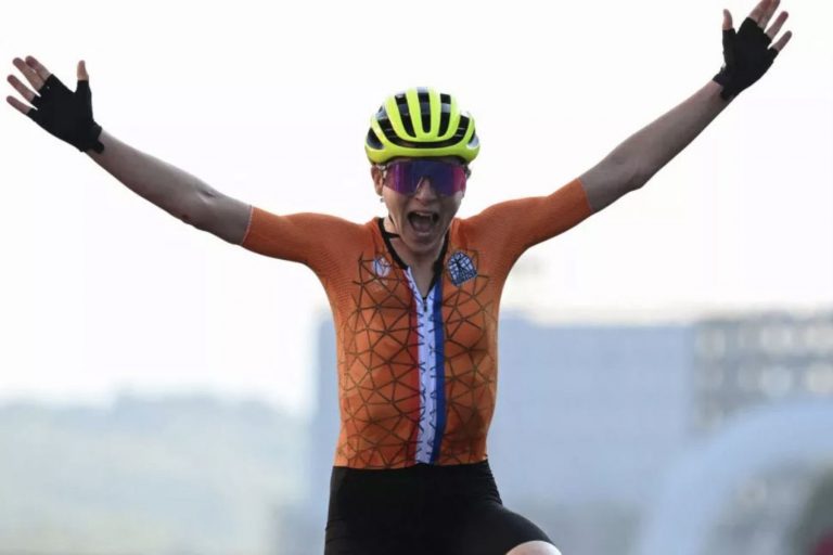Tokio 2020: Ciclista se confunde y celebra por error la medalla de oro