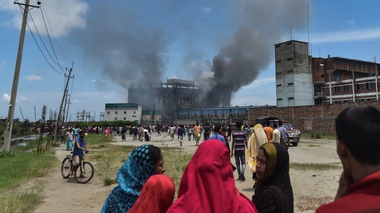 Incendio de una fábrica en Bangladesh deja, a lo menos, 52 muertos