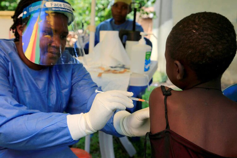 Cientos de personas de Uganda recibieron vacunas falsas contra la COVID-19