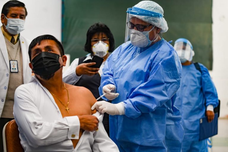 Gobernador de Arequipa recibió hoy su primera dosis contra el coronavirus