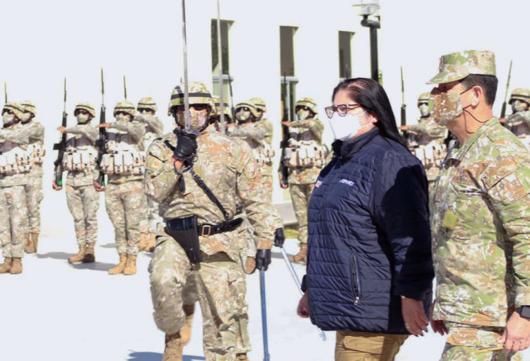 Ministra de Defensa se despide del Ejército desde Arequipa