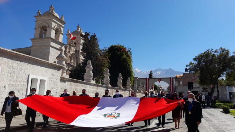 Municipios celebran el Bicentenario del Perú