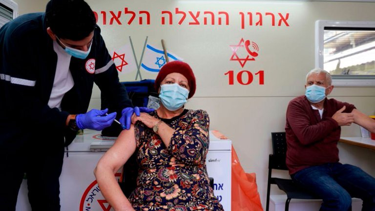 Israel comenzará a aplicar una tercera dosis de la vacuna contra la COVID-19 a los adultos en riesgo