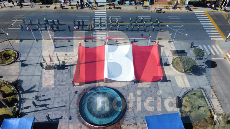 Gigantesca bandera del bicentenario empezó su recorrido en Alto Selva Alegre