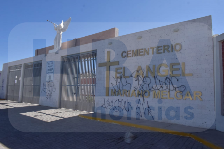 Inescrupulosos dañan con pintas el cerco perimétrico del cementerio «El Ángel»