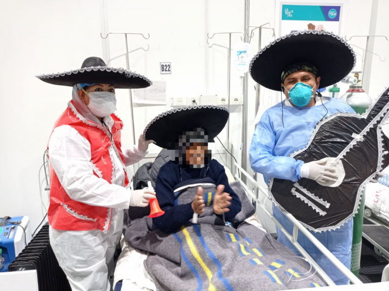Personal de salud se viste de mariachi y realiza serenata a pacientes COVID-19