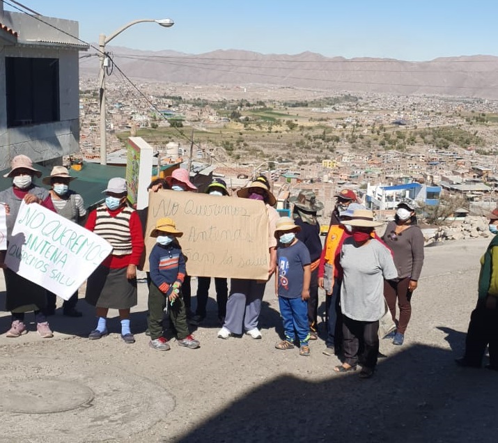 Vecinos de la asociación Pedro Vilcapaza se oponen a la instalación de una antena porque temen que afecte su salud