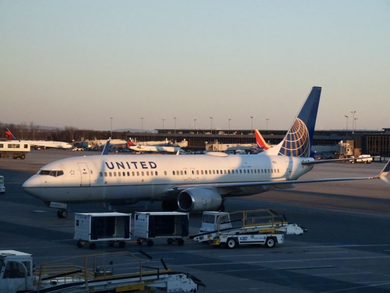 Empleados de United Airlines deben estar vacunados o serán despedidos