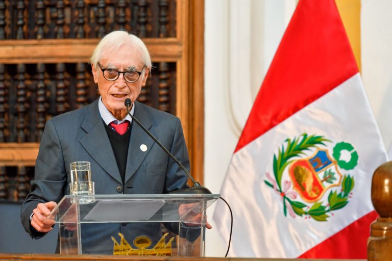 Héctor Béjar presentó su renuncia al cargo de canciller