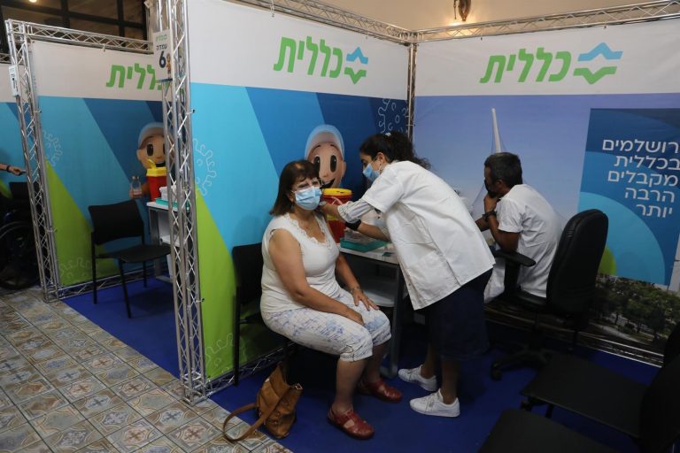 Israel autoriza la tercera dosis de la vacuna para mayores de 30 años