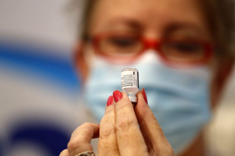 Estados Unidos aprueba totalmente la vacuna de Pfizer contra la COVID-19